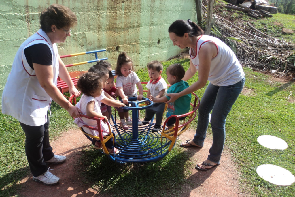 Descubra atividades educativas ao ar livre para crianças pequenas que combinam diversão e aprendizado, promovendo o desenvolvimento holístico e a conexão com a natureza.